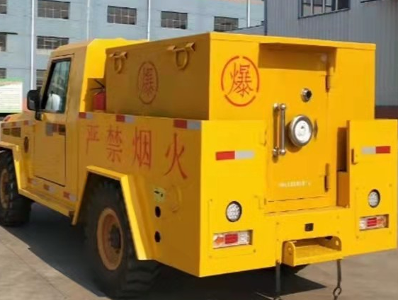 萨迦凯龙爆破器材运输车：保障爆破任务的安全运行